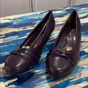 NWT Comfort-well plum colored shoes 7.5W
